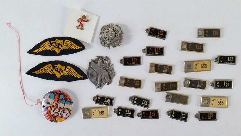 Lot 184: Grouping of Vintage Items