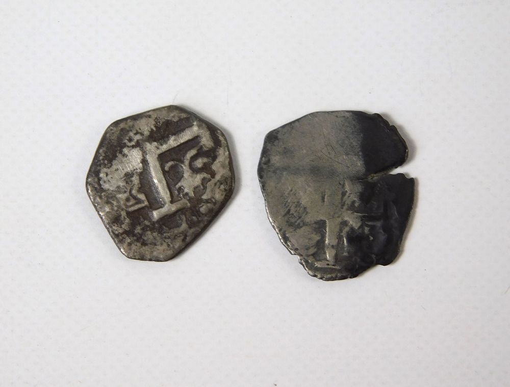 Lot 231: 2 Pillar and Waves Style 1/2 Reale