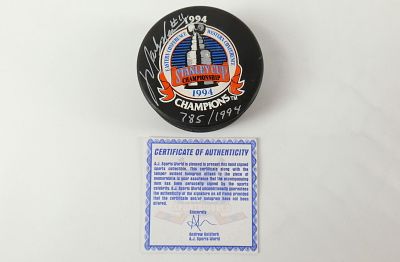 Mark Messier Stanley Cup Champions Autographed Hockey Puck. Mark Messier New York Rangers 