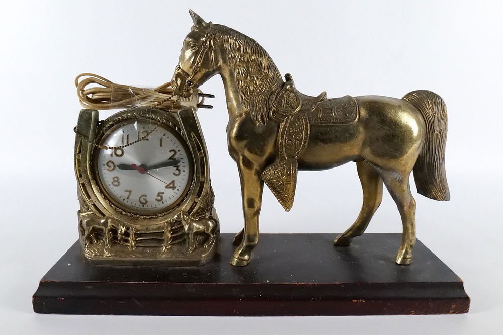 Lot 323: Vintage Hopalong Cassidy Mantle Clock