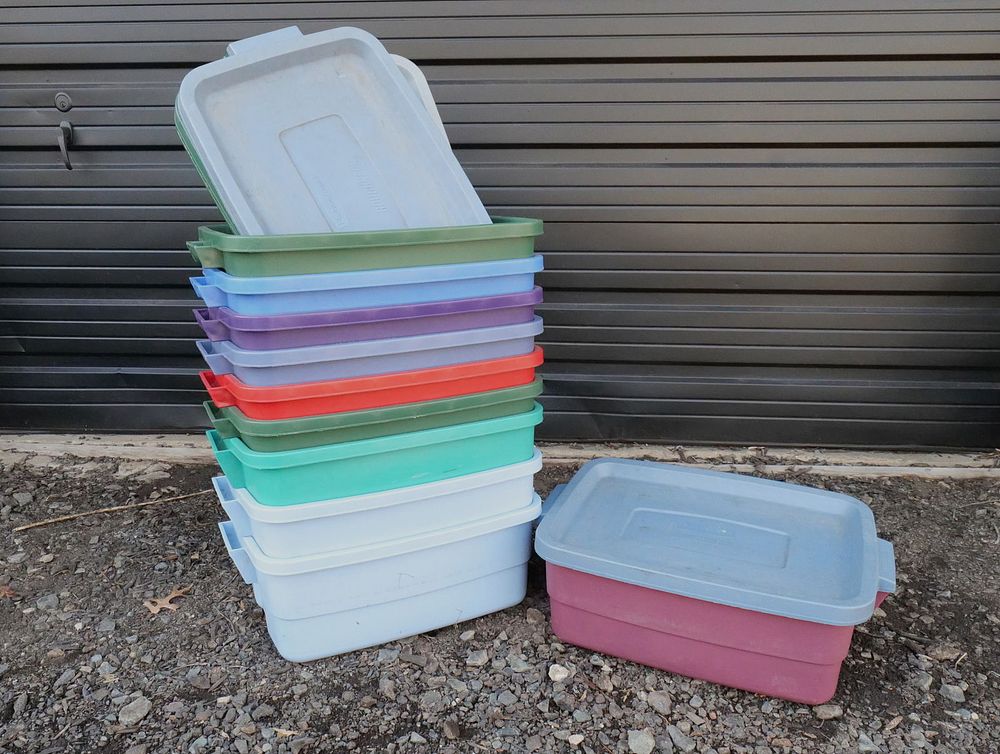 Lot 344: Lot of 10 Rubbermaid 10 Gallon Storage Bins