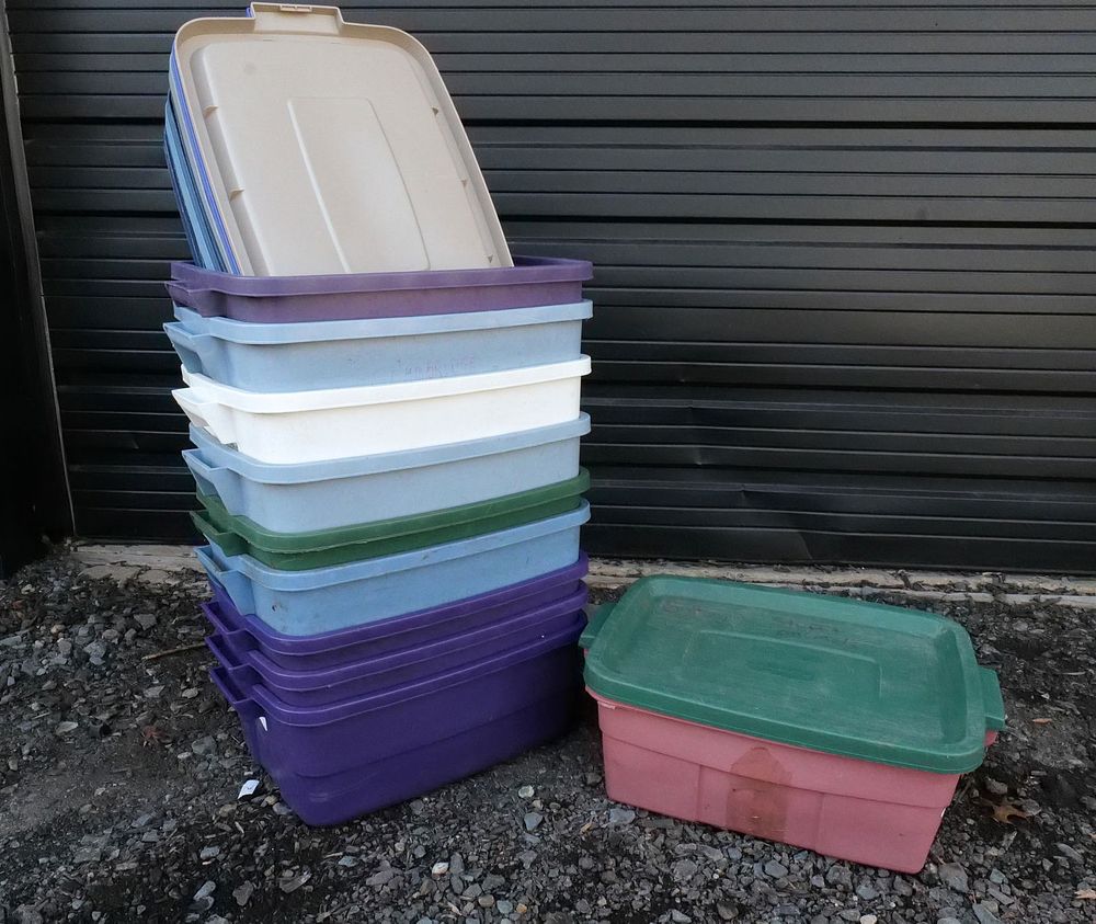 Lot 345: Lot of 10 Rubbermaid 10 Gallon Storage Bins
