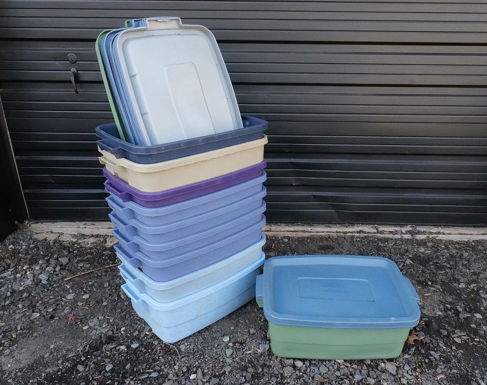 Lot 346: Lot of 10 Rubbermaid 10 Gallon Storage Bins