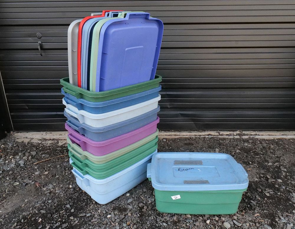 Lot 347: Lot of 10 Rubbermaid 10 Gallon Storage Bins