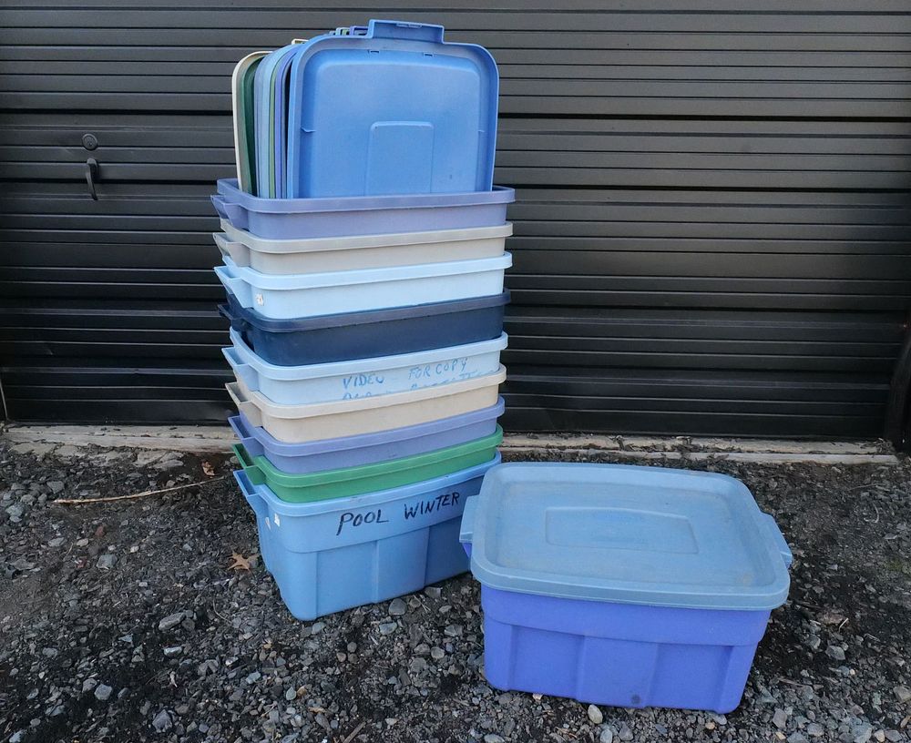 Lot 348: Lot of 10 Rubbermaid 14 Gallon Storage Bins