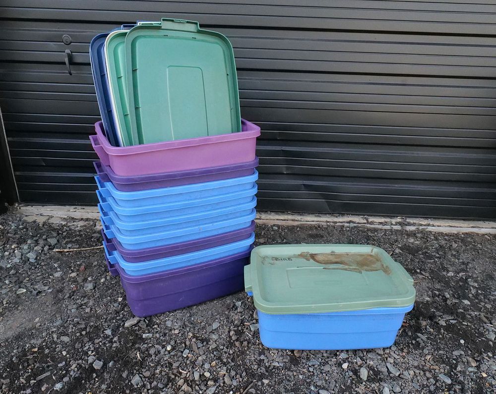 Lot 349: Lot of 10 Rubbermaid 10 Gallon Storage Bins