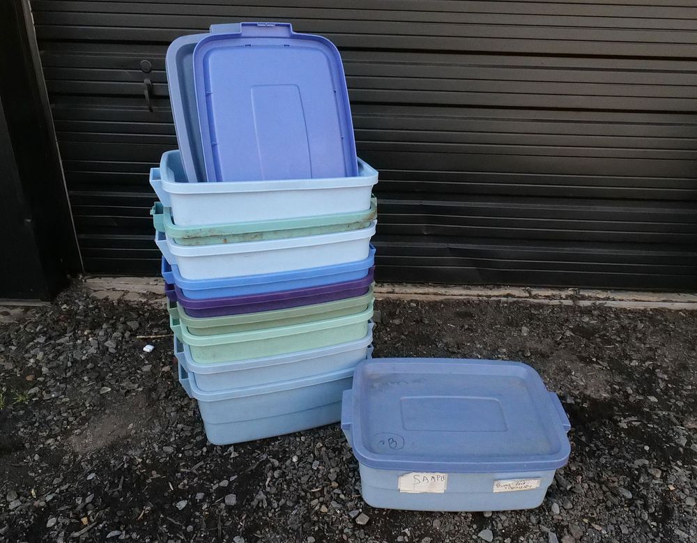 Lot 350: Lot of 10 Rubbermaid 10 Gallon Storage Bins