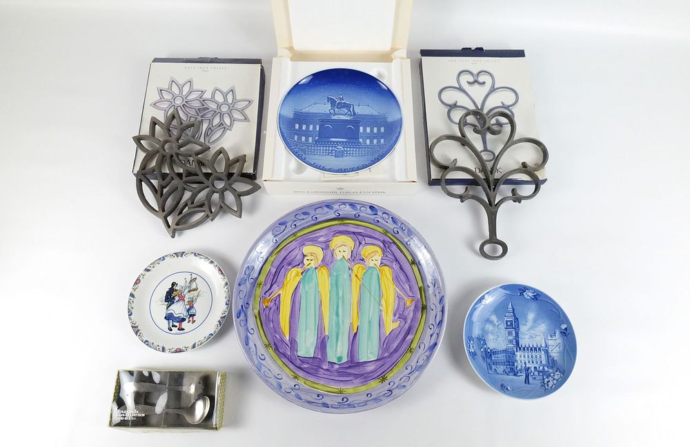 Lot 337: Lot of Serving Pieces and Collector Plates