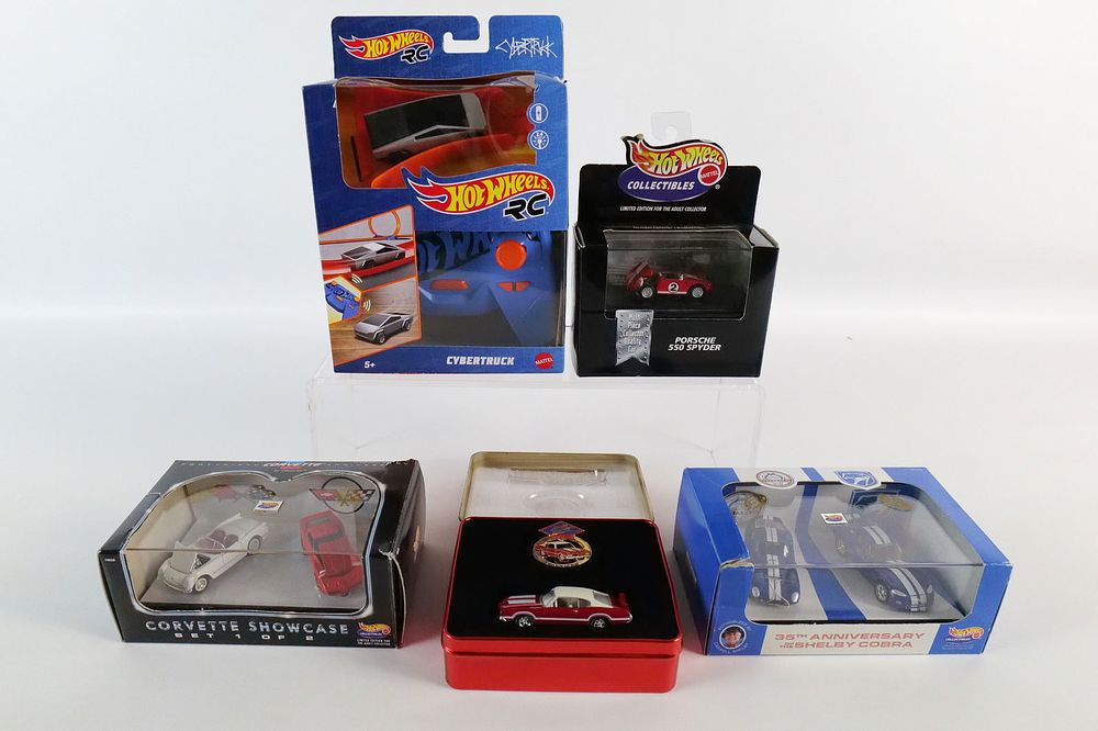 Lot 152: Lot of 5 Hot Wheels and Johnny Lightning Collectible Car Sets
