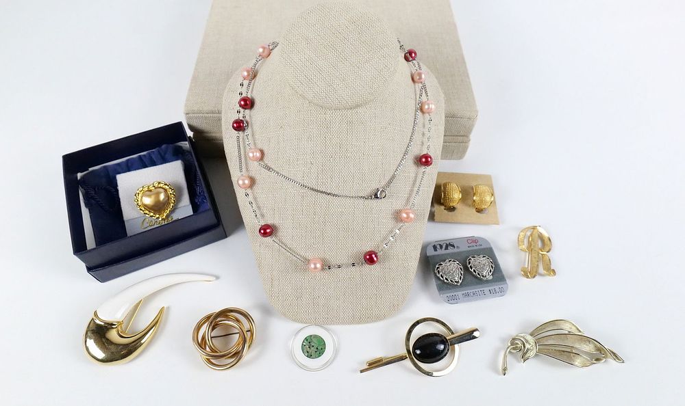 Lot 163: Group Lot of Jewelry