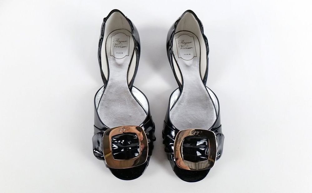 Lot 203: Roger Vivier Paris Black Spuntata Gigi Women's Shoe