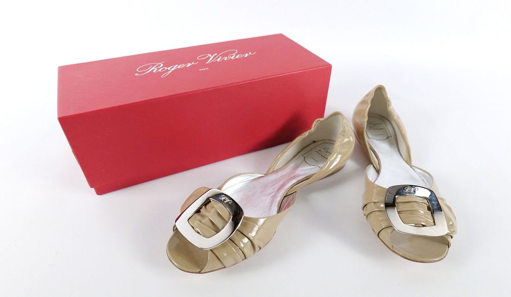 Lot 204: Roger Vivier Paris Beige Spuntata Gigi Women's Shoe