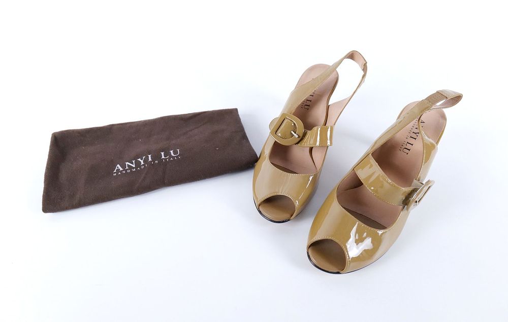 Lot 208: Anyi Lu Tulip Mary Jane Slingbacks Beige Patent Leather Shoe