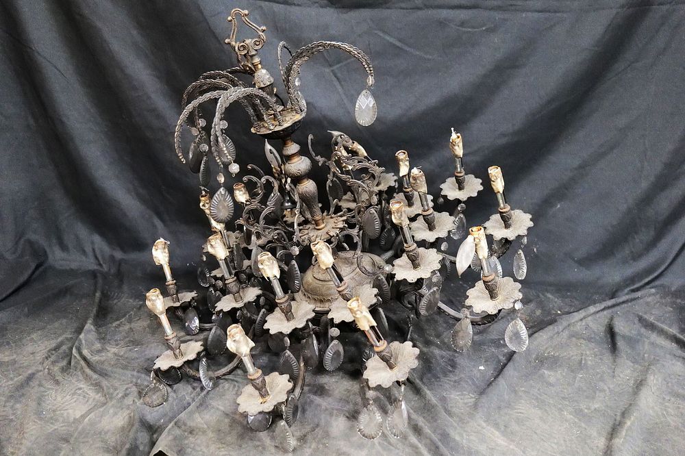 Lot 362: 10-Arm Brass Chandlier