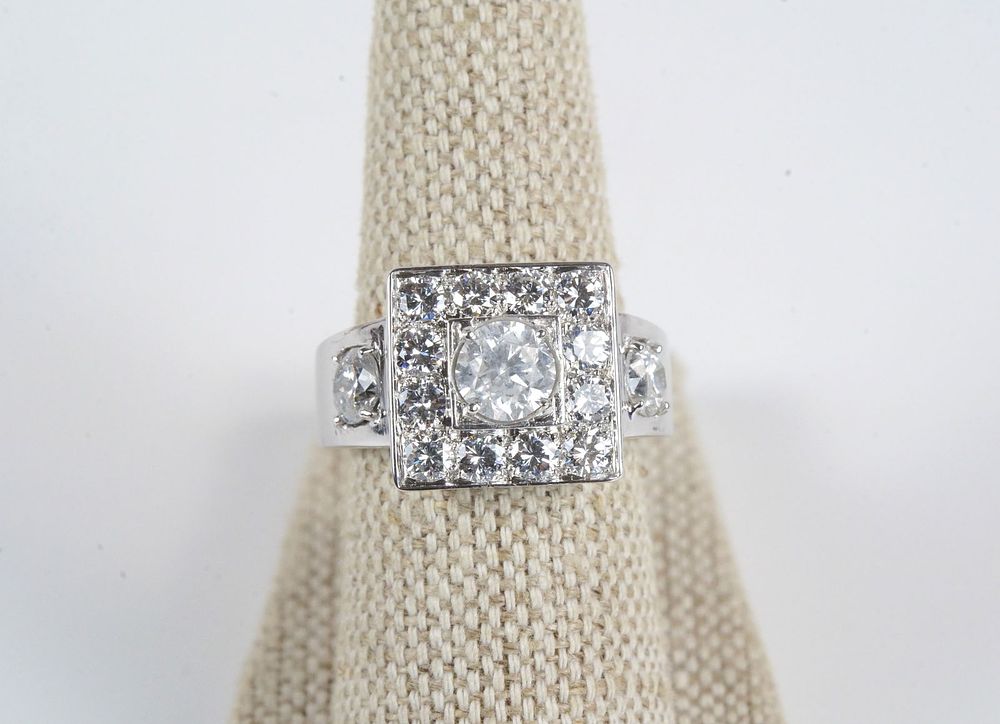 Lot 382: Platinum Diamond Ring