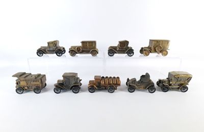 Lot of 9 Mixed Metal and Brass Banks. Lot of 9 Vintage Mixed Metal and Brass Banks. All old time 