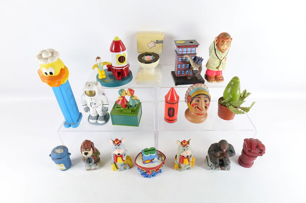 Lot 183: Lot of Assorted Novelty Banks