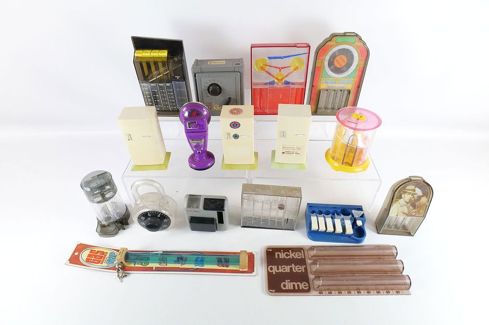 Lot 185: Lot of Assorted Plastic Banks