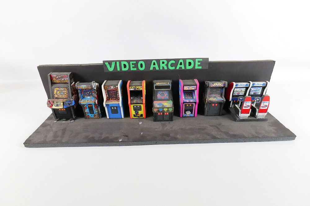 Lot 211: Video Arcade Diorama