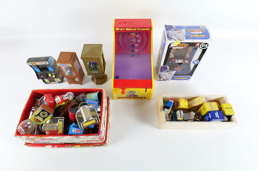 Lot 212: Lot of Arcade Style Games, Keychains, and Magnets