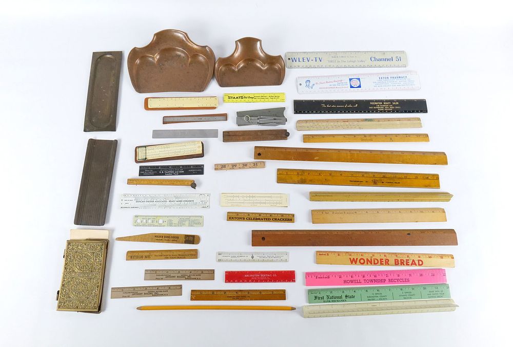 Lot 216: Lot of Desk Items