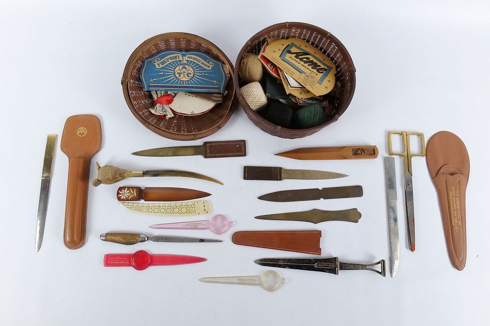 Lot 229: Lot of Vintage Collectibles