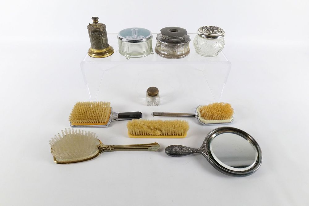 Lot 231: Lot of Vintage Vanity Items