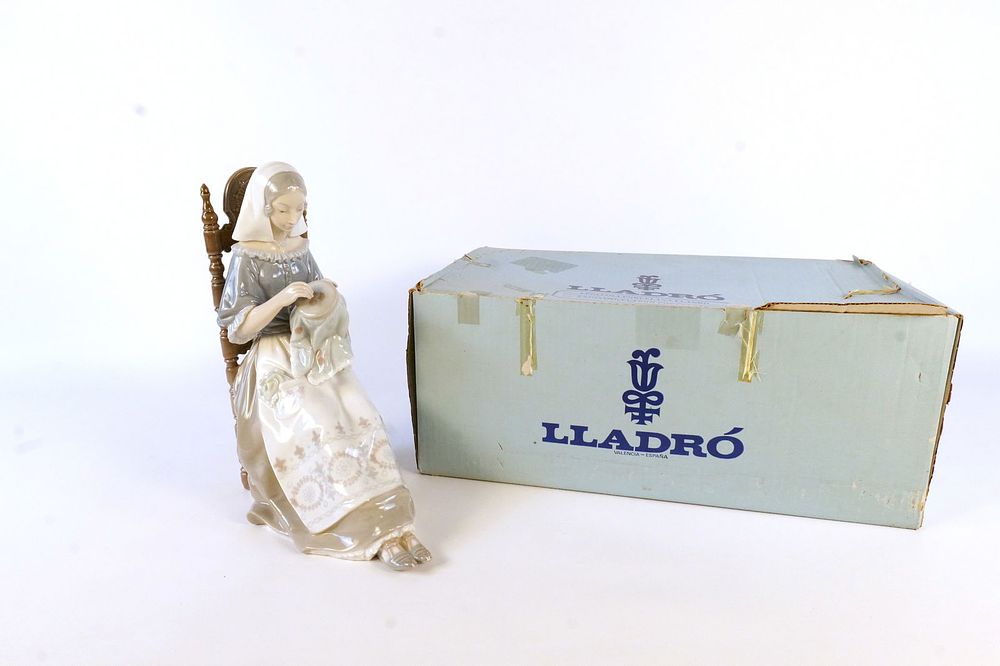 Lot 171: Lladro Embroiderer Lady Figurine