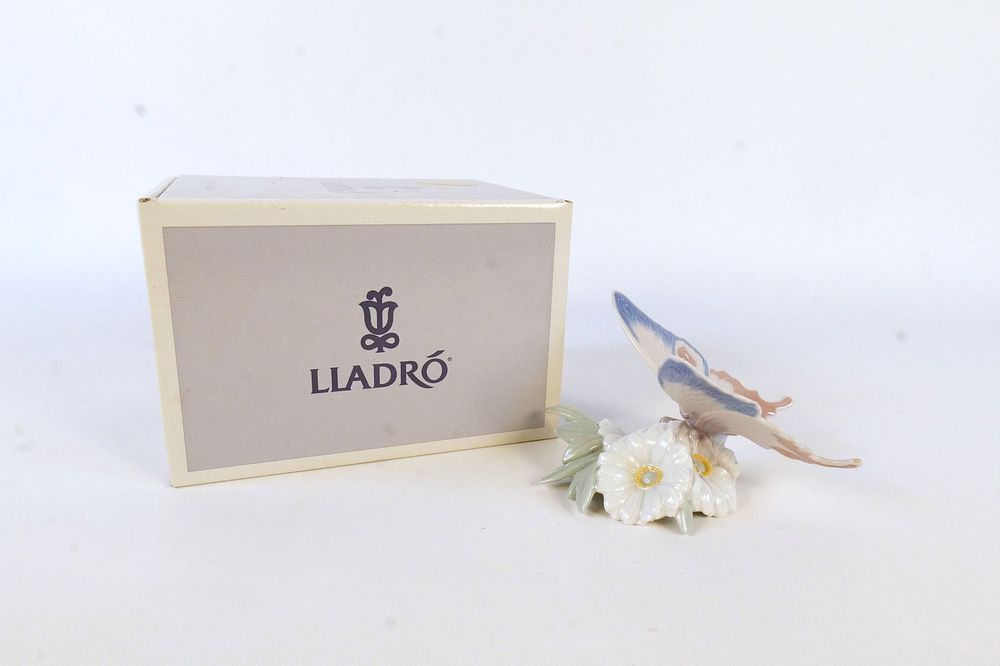 Lot 185: Lladro Graceful Landing Butterfly Figurine