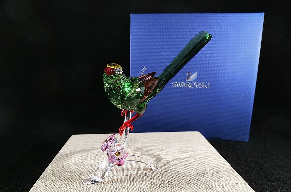 Lot 191: Swarovski Crystal Green Magpie Figurine