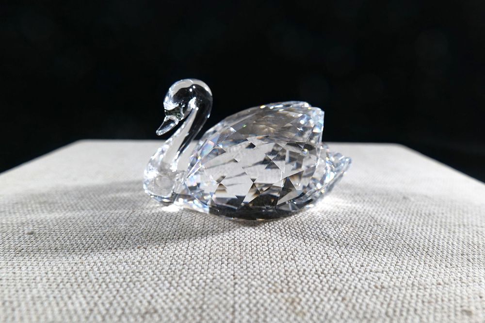 Lot 207: Swarovski Large Swan Figurine