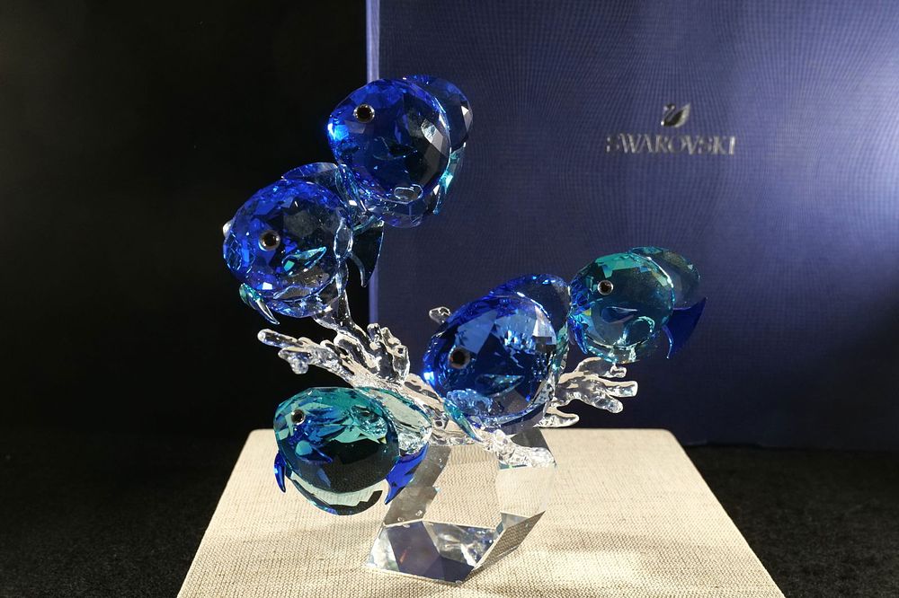 Lot 210: Swarovski School of Fish Figurine
