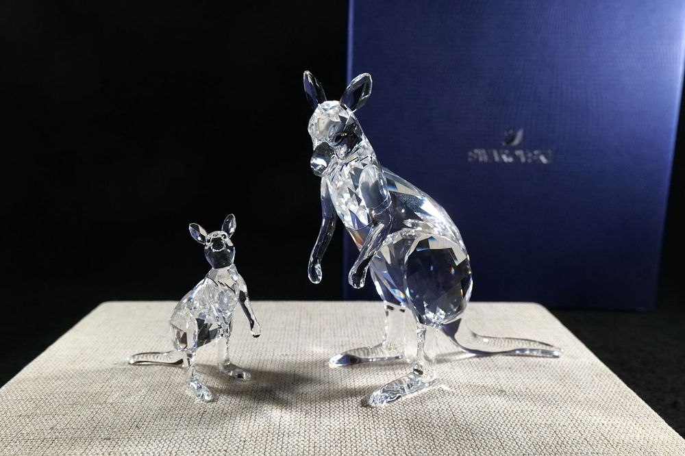 Lot 225: Swarovski Kangaroo Mother with Baby Figurine Set