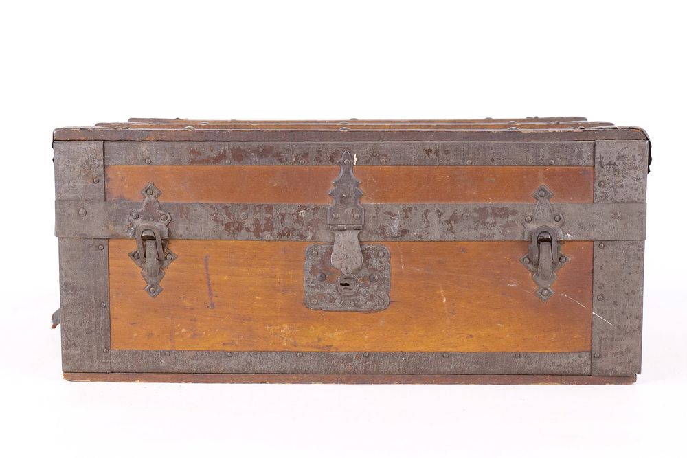 Lot 179: Antique Victorian Doll Trunk with Original Tray & Litho Interior