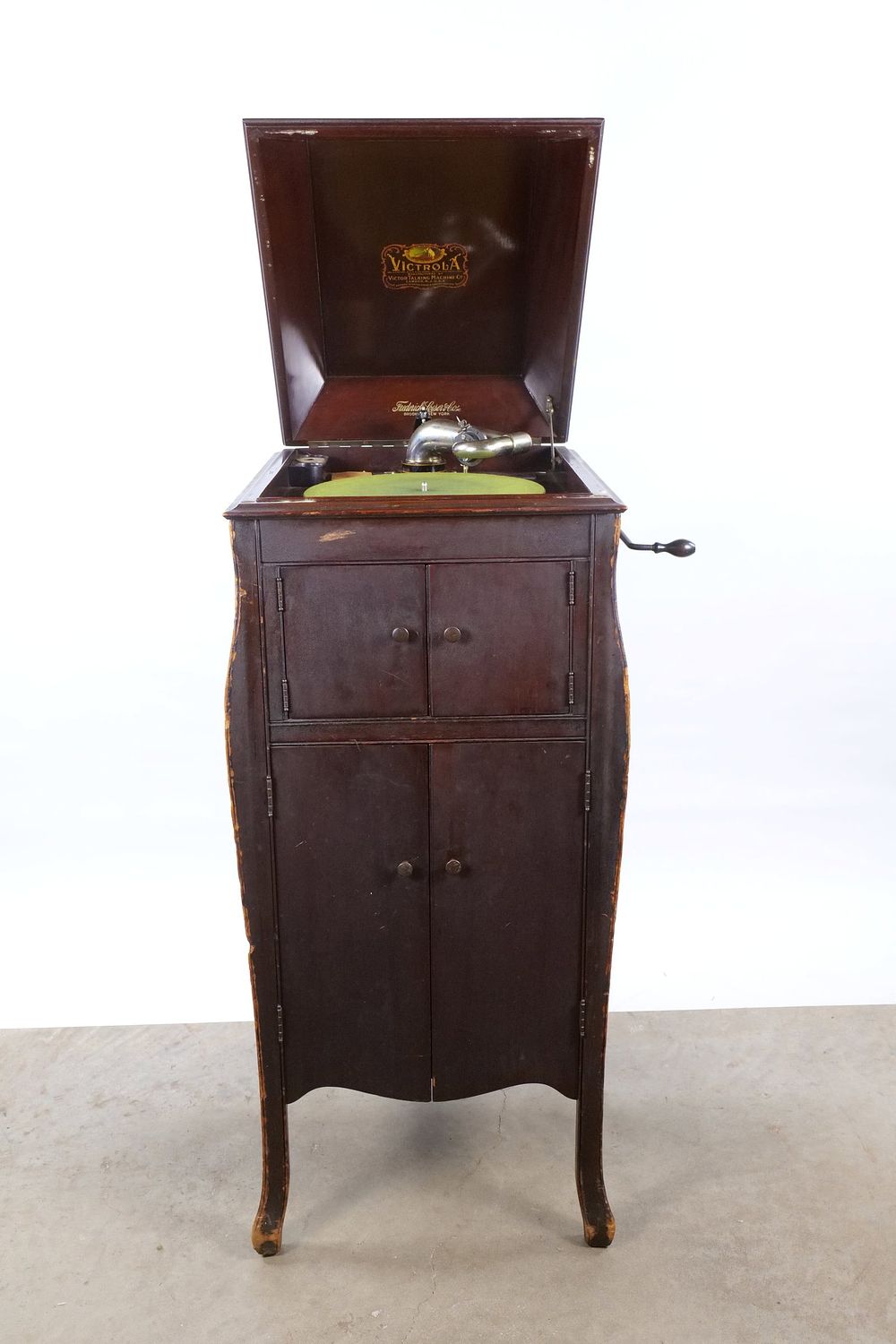 Lot 245: Antique 1918 Victor Victrola VV-XA Floor Model Phonograph