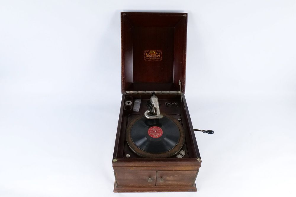 Lot 248: Antique 1918 Victor Victrola VV-IX Tabletop Phonograph