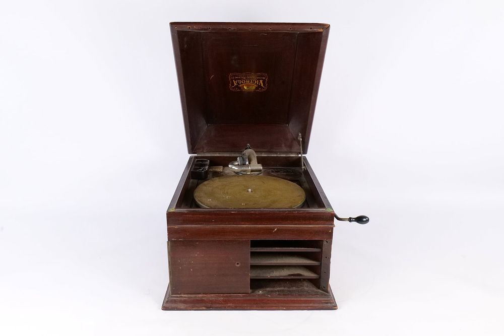 Lot 249: Antique Victor Victrola VV-IX Tabletop Phonograph