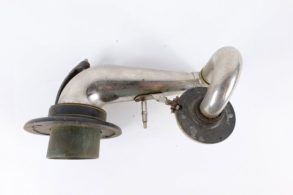 Lot 260: Antique Victor Victrola No. 2 Reproducer & Tone Arm Assembly