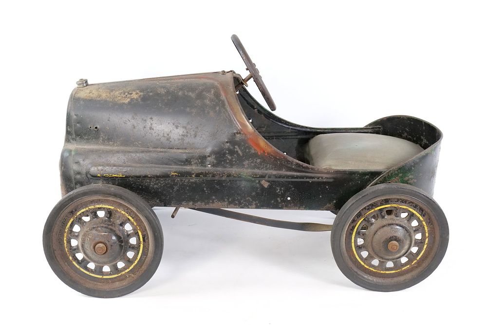Lot 300: Vintage 1930's/40's Garton Metal Pedal Car