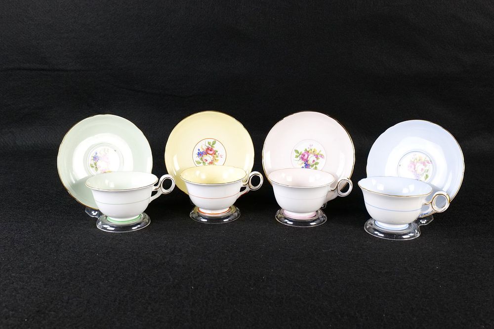 Lot 190: Lot of 4 Shelley Hulmes "Rose" Teacups and Saucers