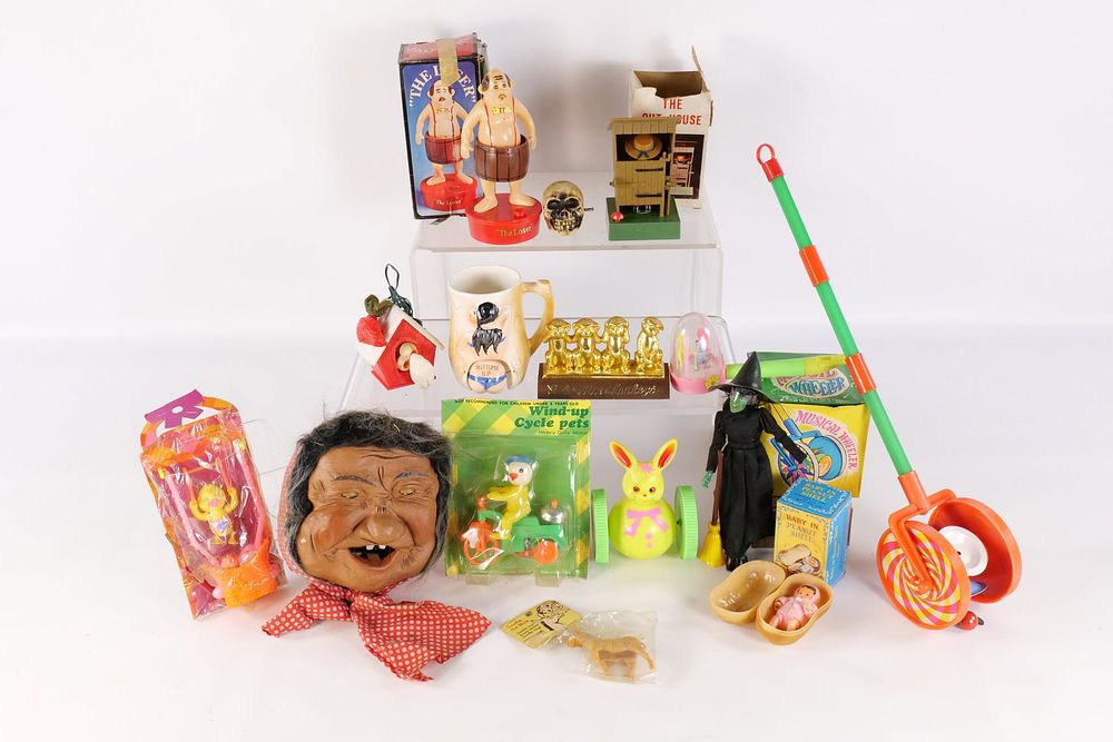 Lot 186: Lot of Novelty Toys and Assorted Banks
