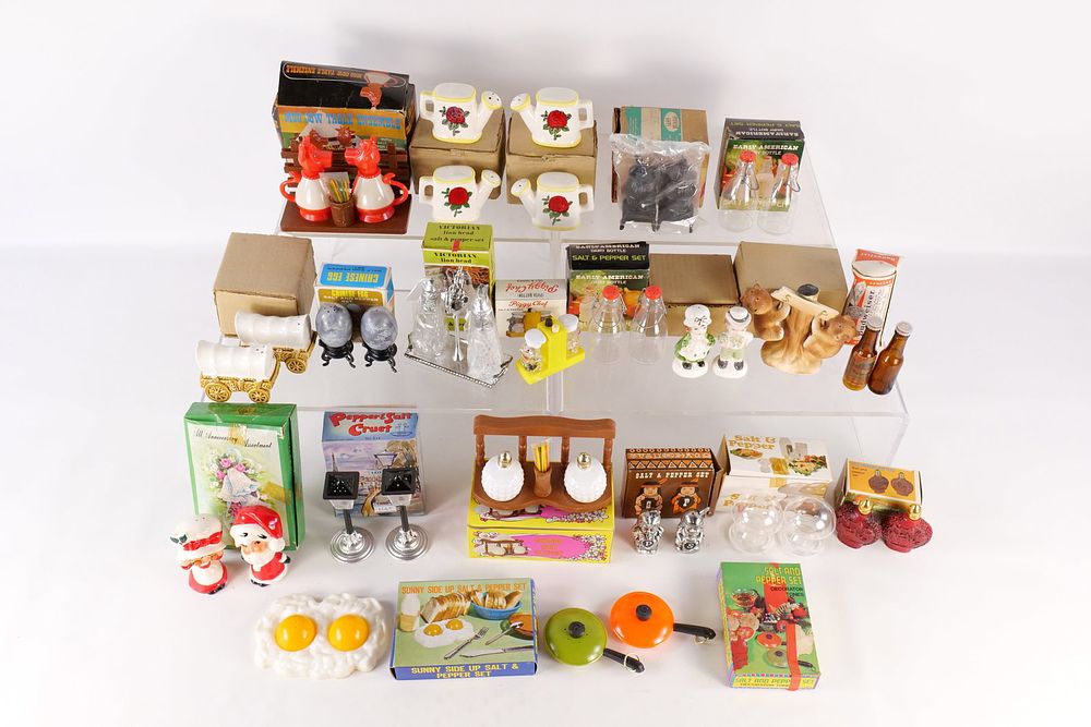 Lot 211: Lot of Salt and Pepper Shakers