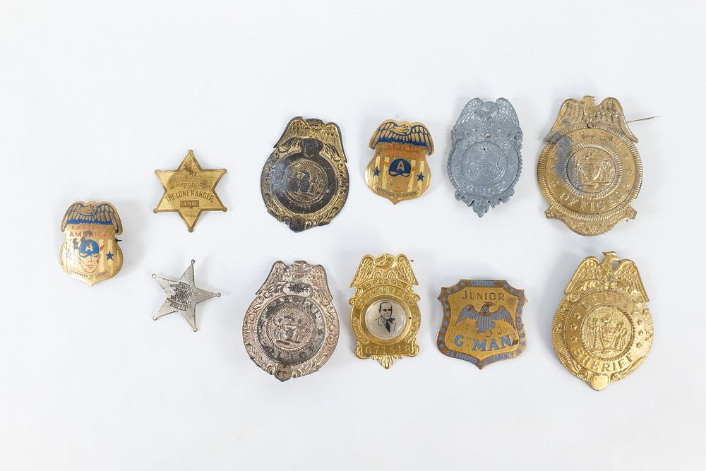 Lot 215: Lot of Toy Metal Badges