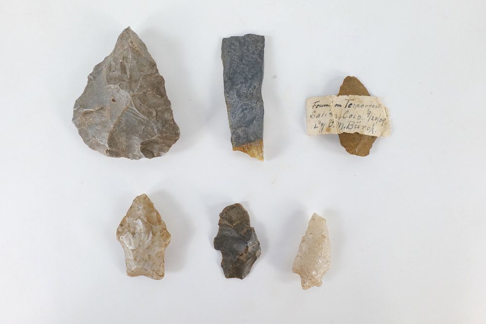 Lot 217: Lot of Arrowheads and Stone Pieces