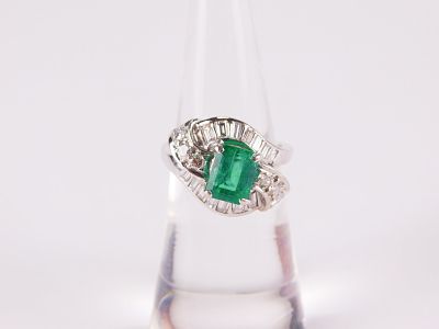 14k White Gold, Emerald and Diamond Ladies Ring. White gold band with 2 swirls of round cut 