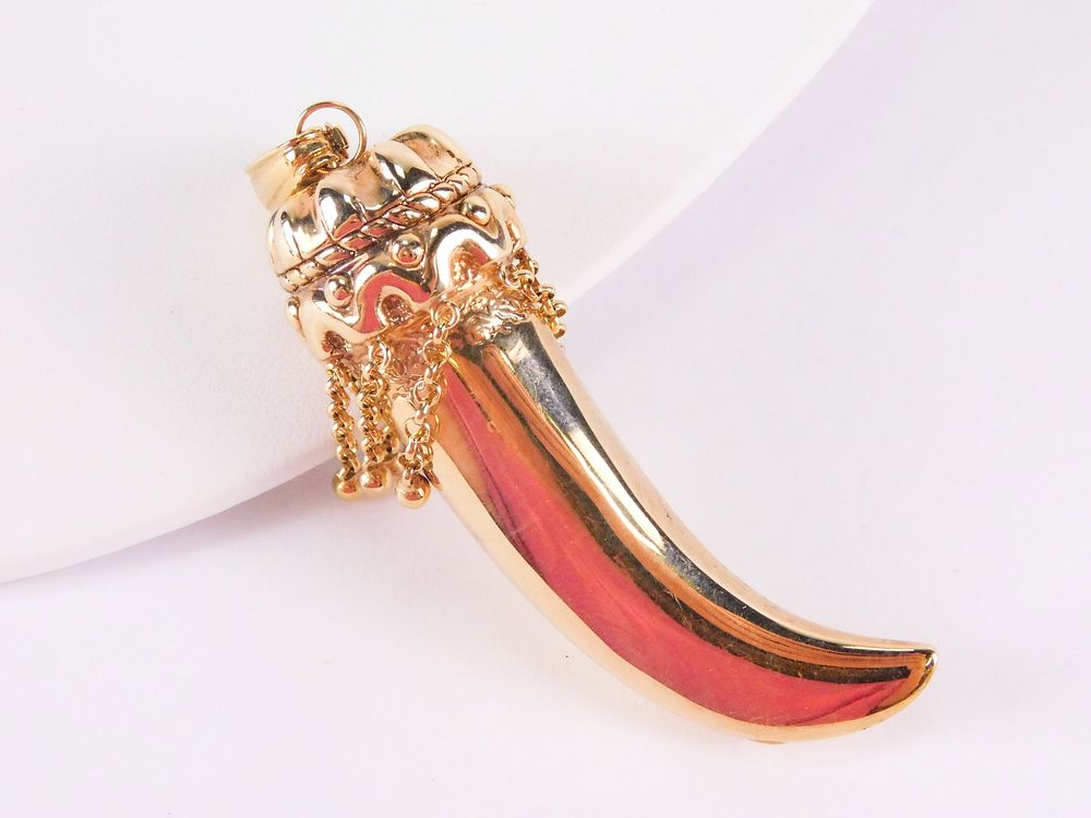 Lot 158: 14k Yellow Gold Large Italian Hollow Horn Pendant