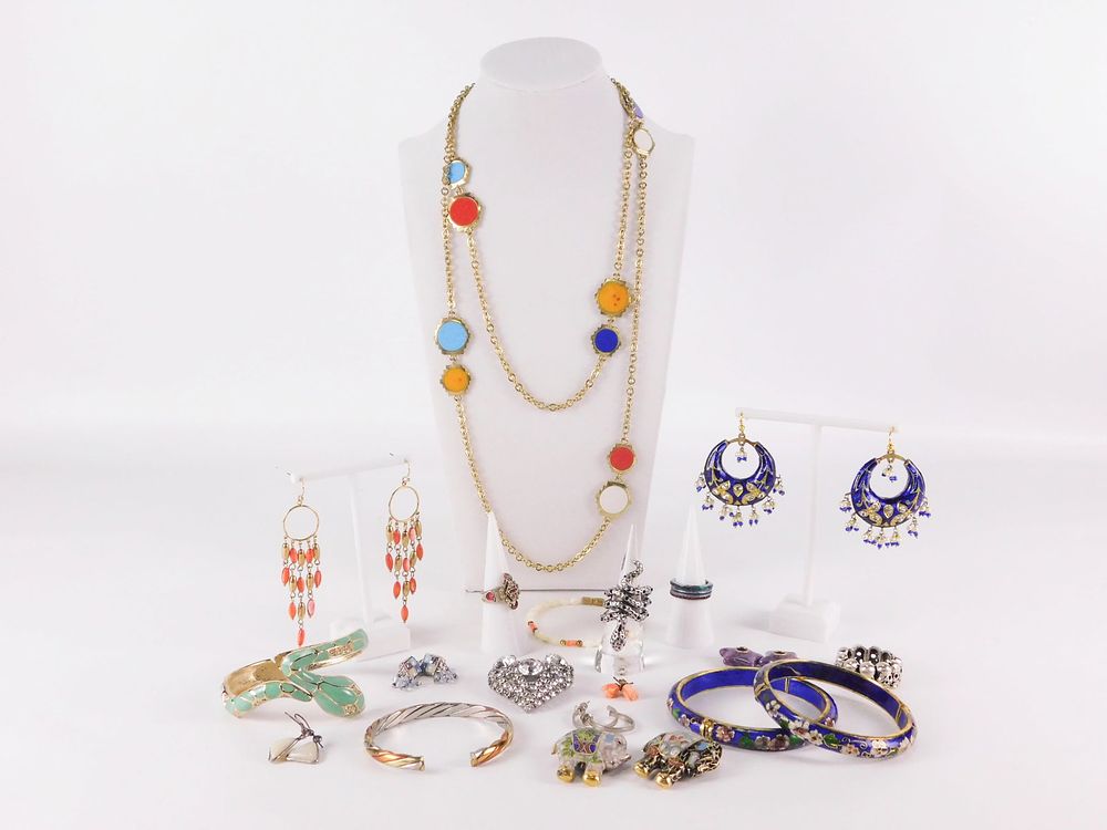 Lot 164: Lot of Costume Jewelry