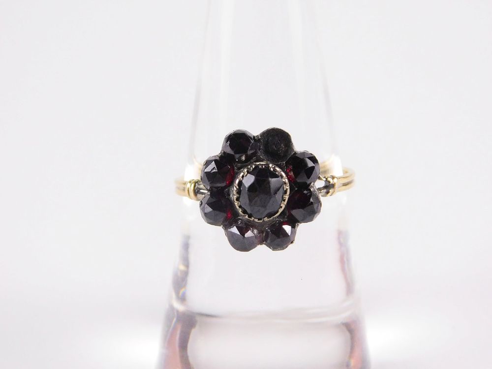 Lot 192: 18k Yellow Gold & Garnet Ring