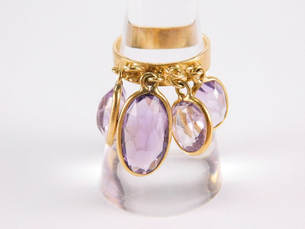 Lot 194: 18k Yellow Gold & Amethyst Ring