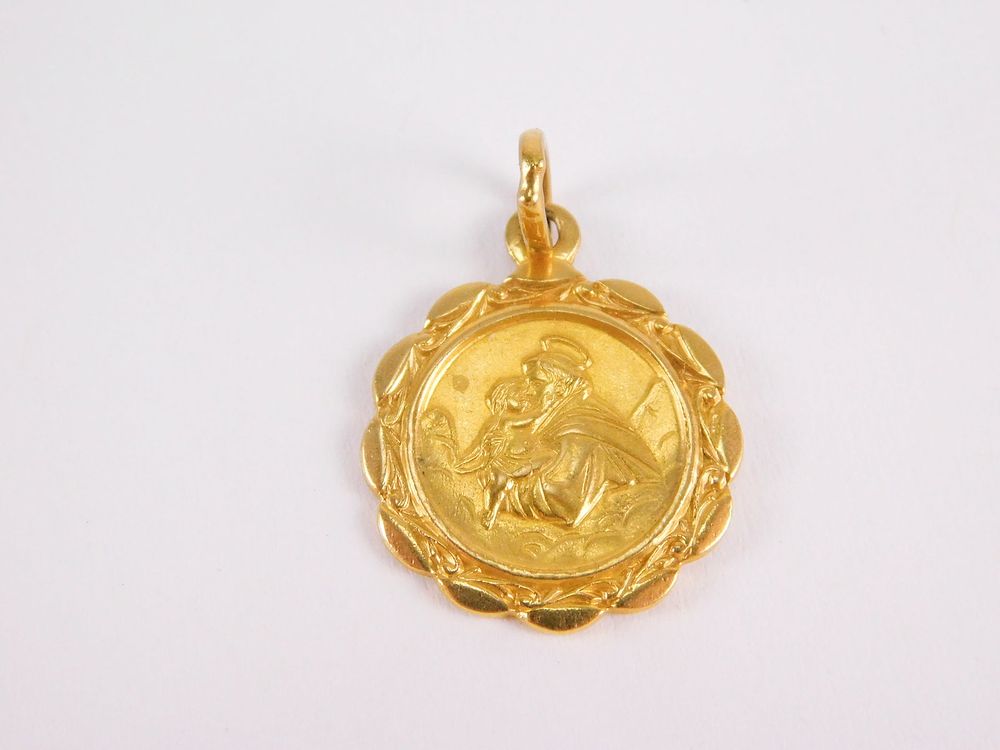 Lot 197: 18k Religious Medallion